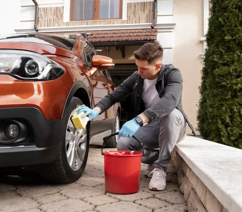 Lavage auto à domicile Peypin-d'Aigues : professionnel intervenant sur un véhicule